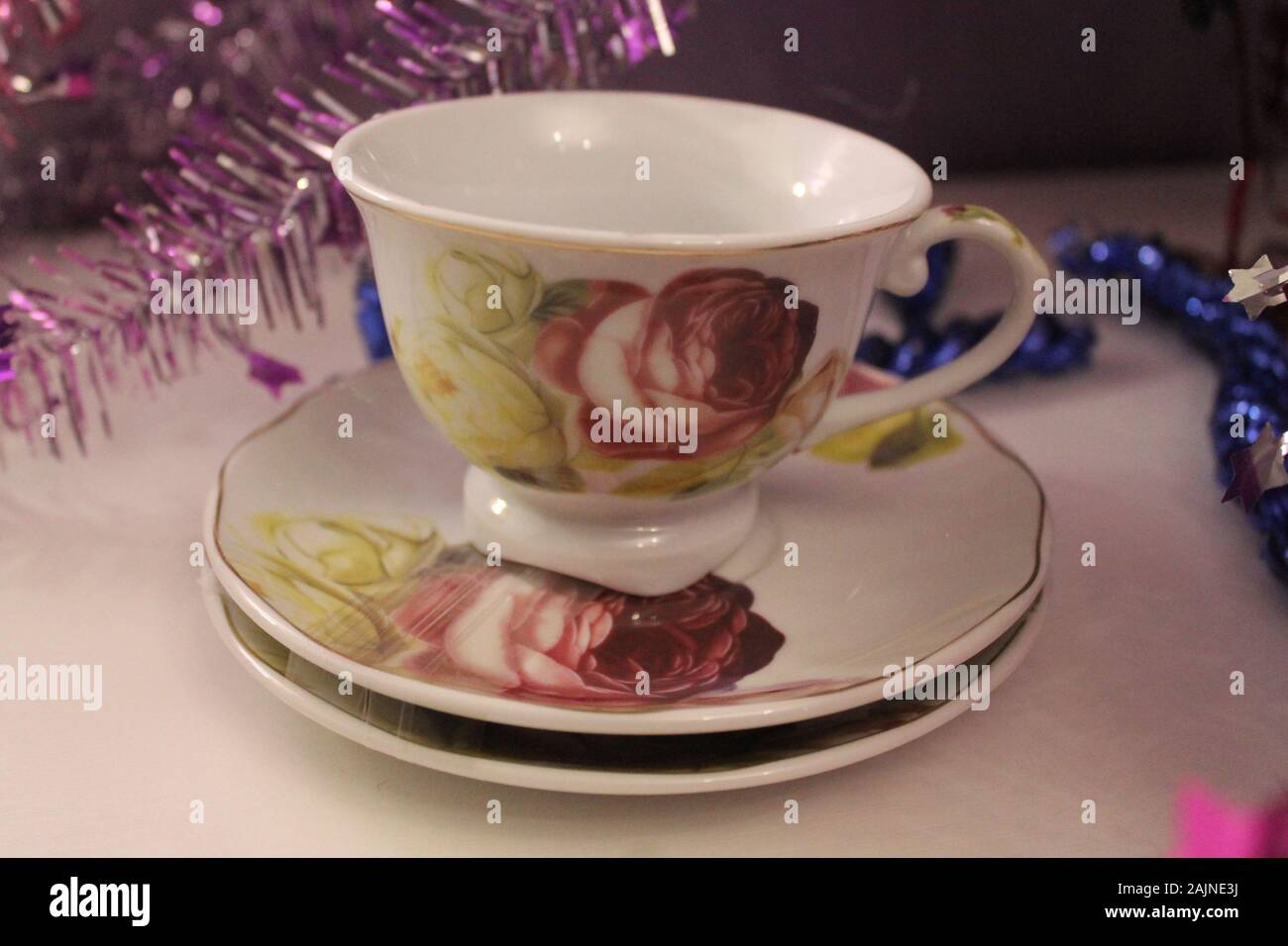 Weißes Porzellan Tasse mit rote Rose drucken auf bleiben leer für Morgen Tee zubereiten Stockfoto