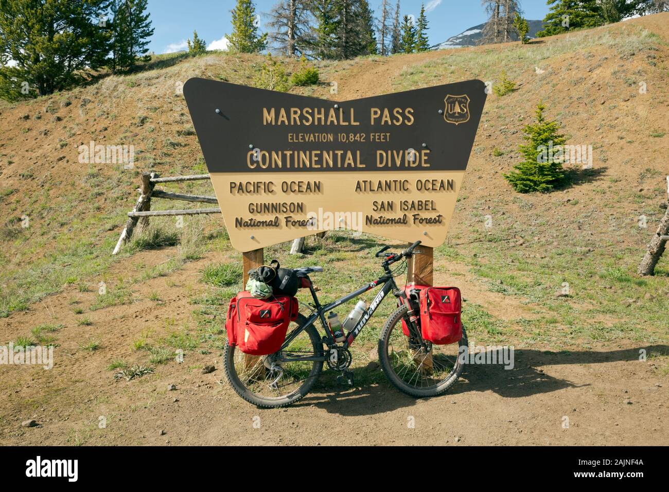 CO 00168-00 ... Kolorado-Touring Radfahrer nach dem Großen Mountainbike Route zum Gipfel des Marshall Pass auf der Kontinentalen Wasserscheide unterteilen. Stockfoto