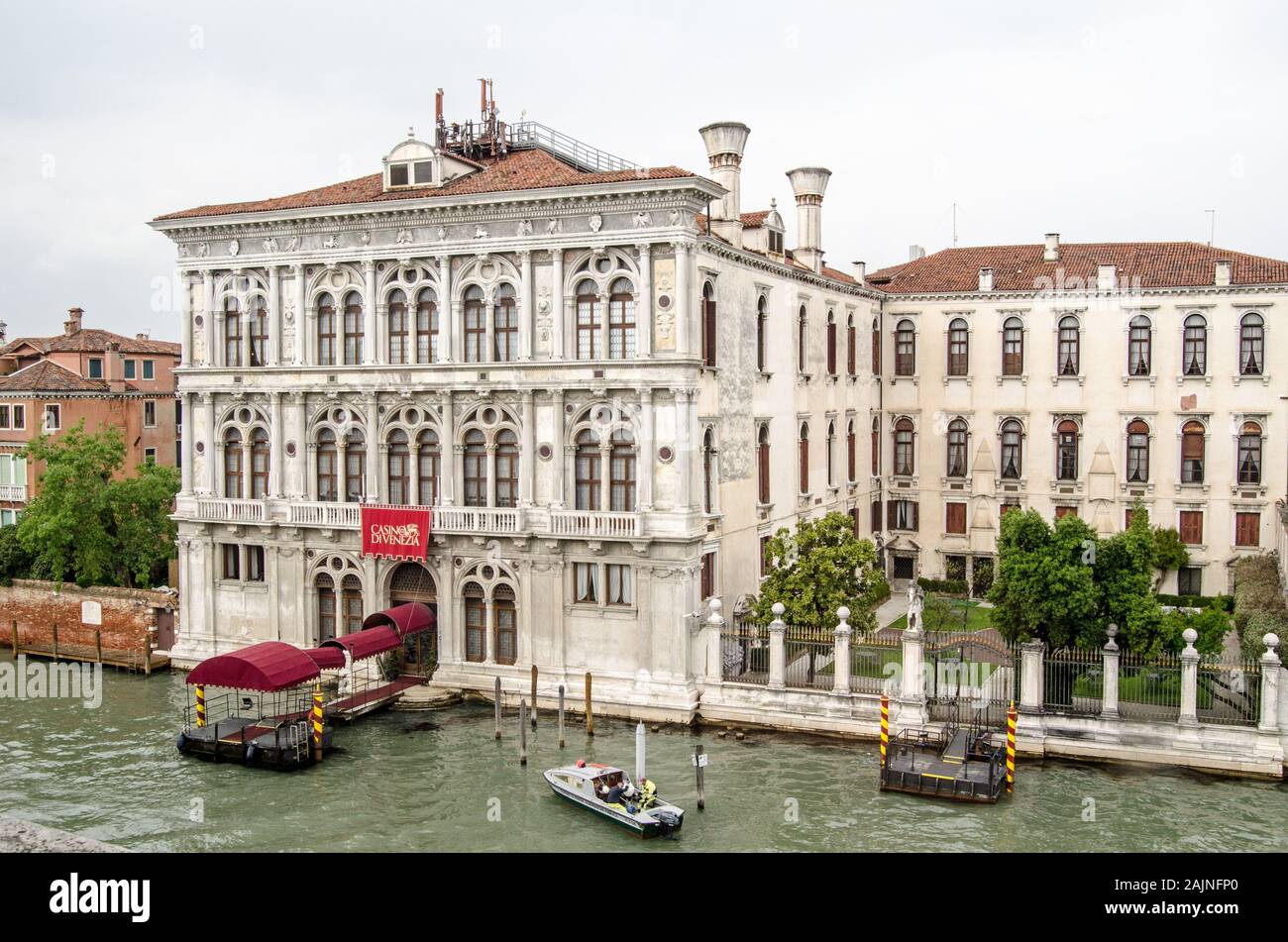 Venedig, Italien, 21. MAI 2019: Erhöhte Blick über den Canal Grande mit Blick auf das historische Casino von Venedig an einem bewölkten Frühling. Stockfoto