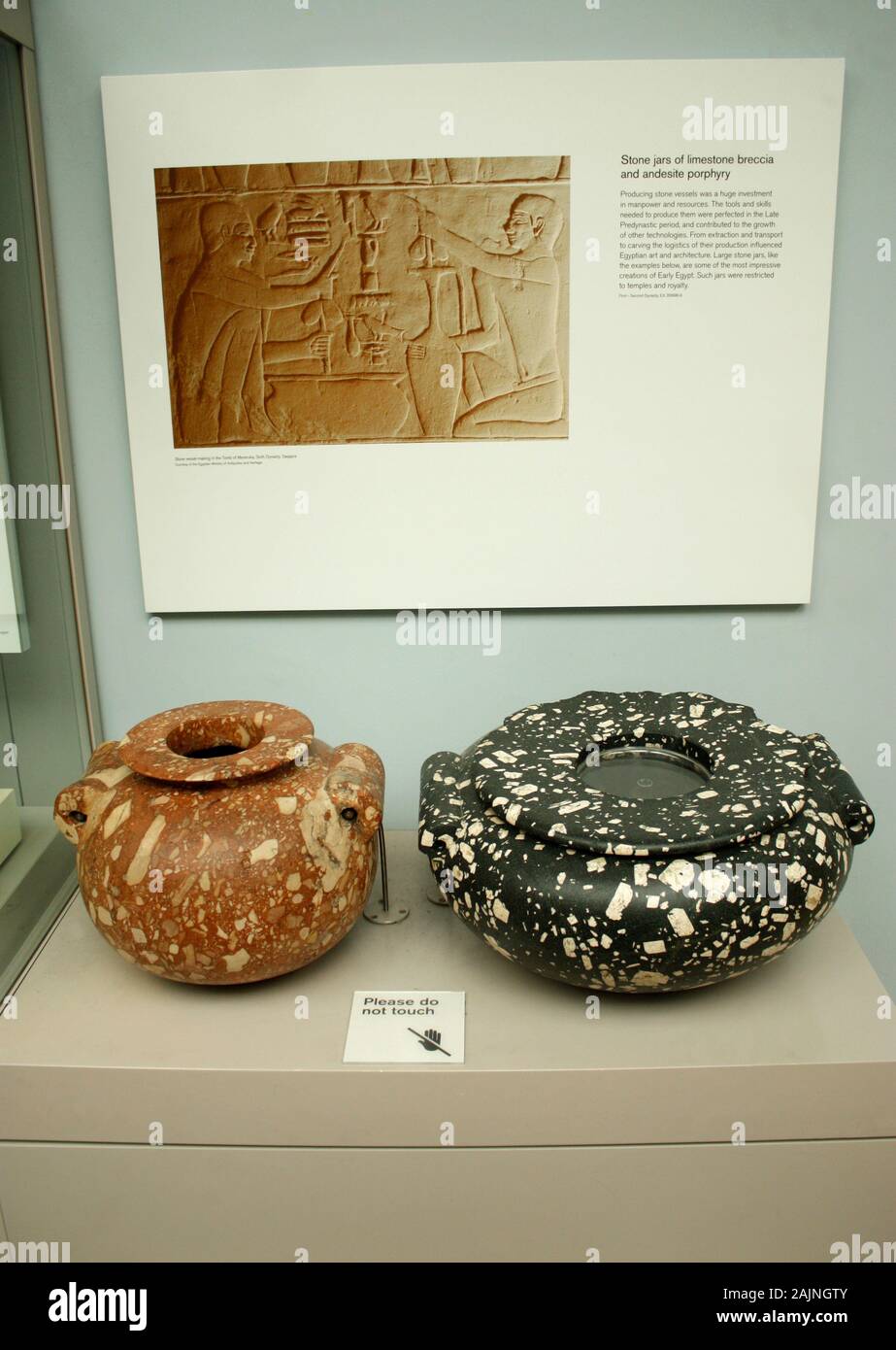 Altägyptische Steingefäße sind im britischen Museum ausgestellt Stockfoto