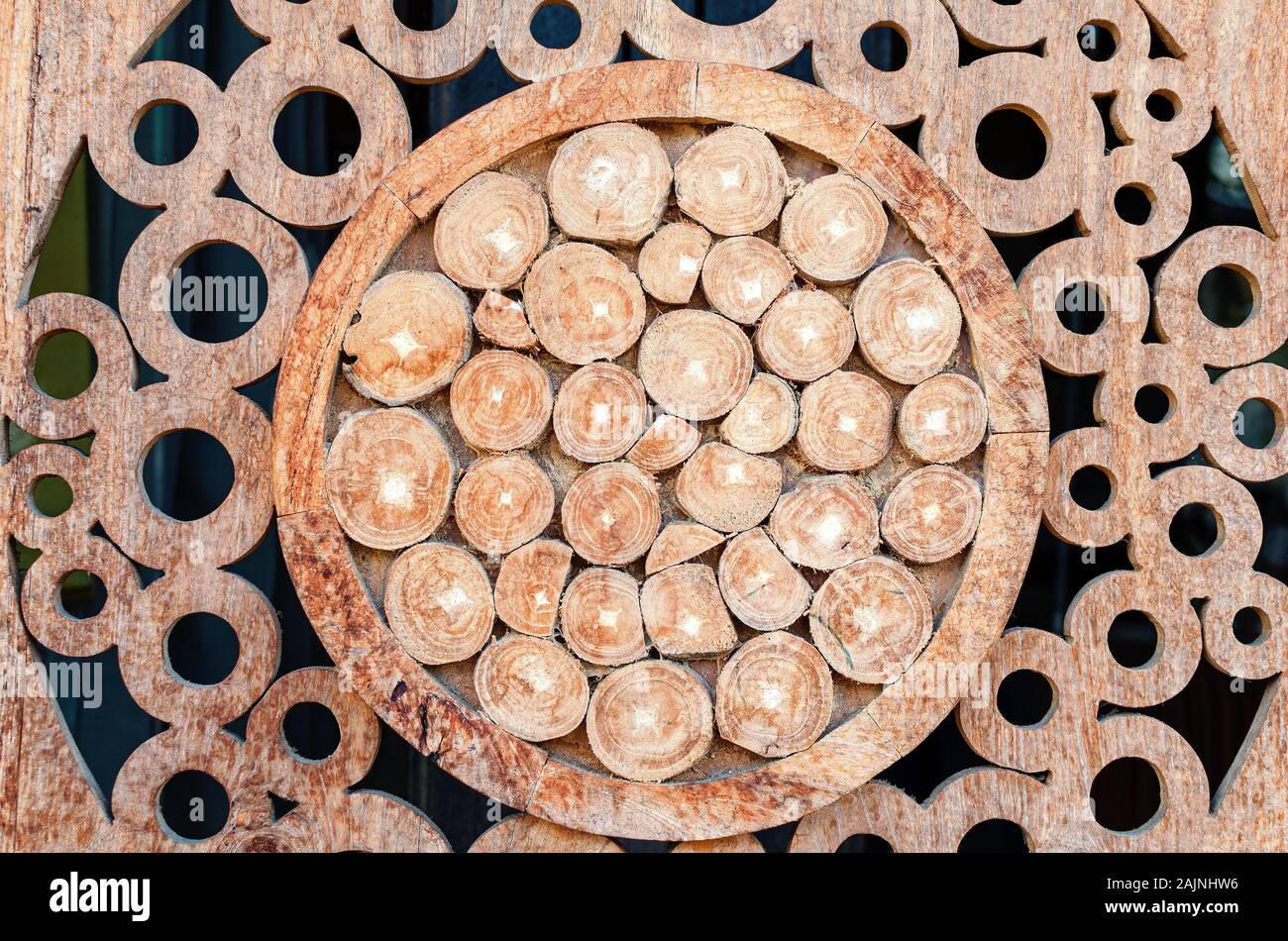 Holz- Hintergrund aus runden hölzernen Stücke. Dekorative Elemente für die Innenarchitektur. Stockfoto
