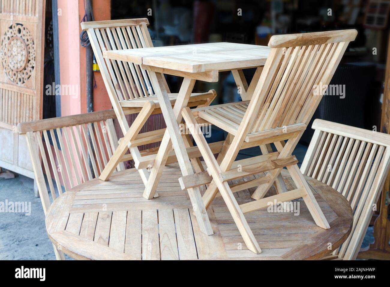 Satz von Holzmöbel - ein Tisch und zwei Stühle. Showroom in einer Schreinerei mit Holzprodukte. Bali, Jimbaran Stockfoto