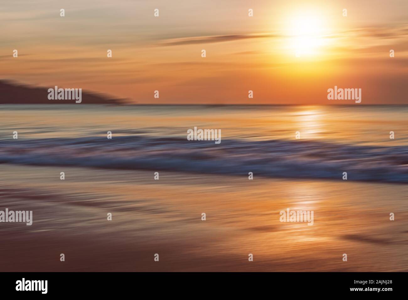 In motion Foto Sonnenuntergang am Meer verschwimmen. Konzept der Traum von einem entspannenden Urlaub in den warmen tropischen Strand. Stockfoto