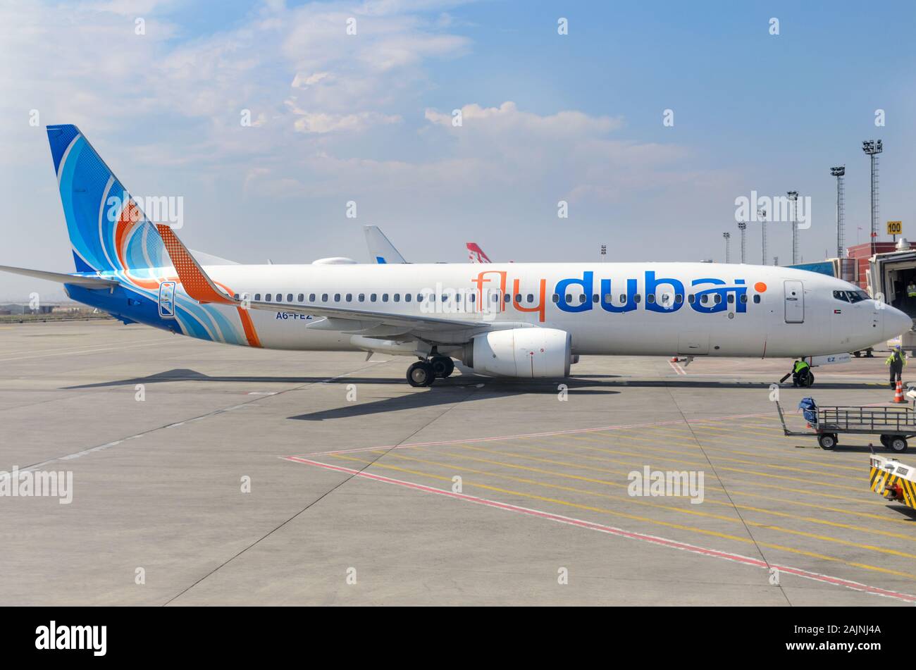 Dubai Flugzeug auf dem Flughafen Plattform Fliegen. Von der Seite. Tiflis, Georgien, 2019-04-10 Stockfoto
