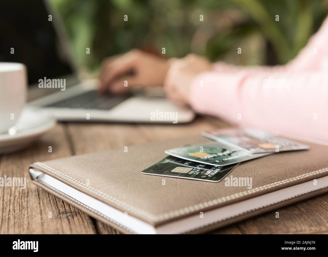 Close-up Kreditkarten mit blur junge Frau shopping online zu Hause. Business und Lifestyle Konzept. Soft Focus. Stockfoto