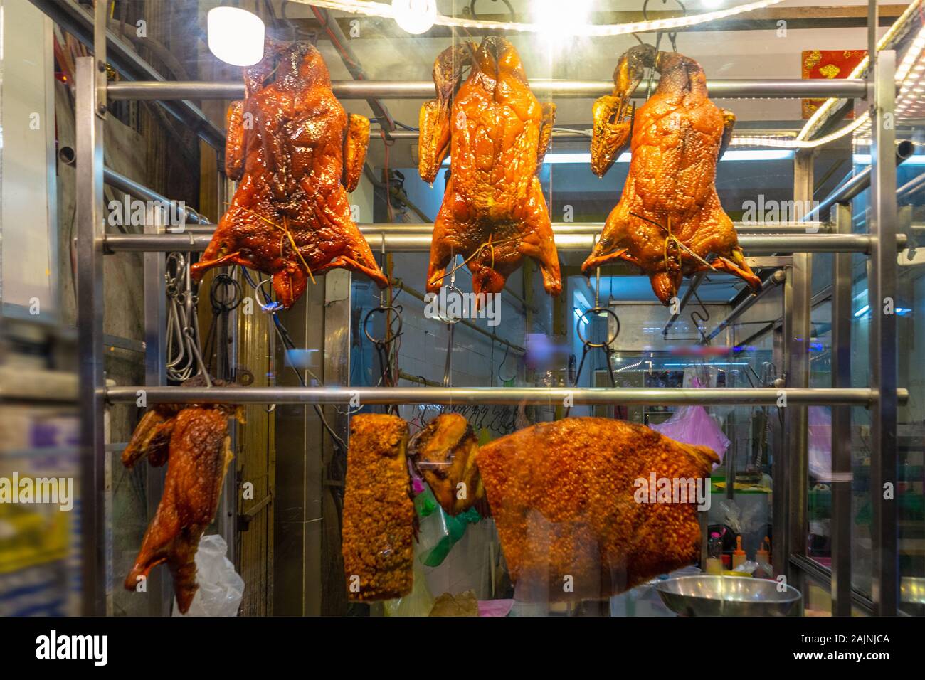 Gebratene Ente in einem Counter display-Fall. Asiatische Street Food. Ho Chi Minh, Vietnam Stockfoto