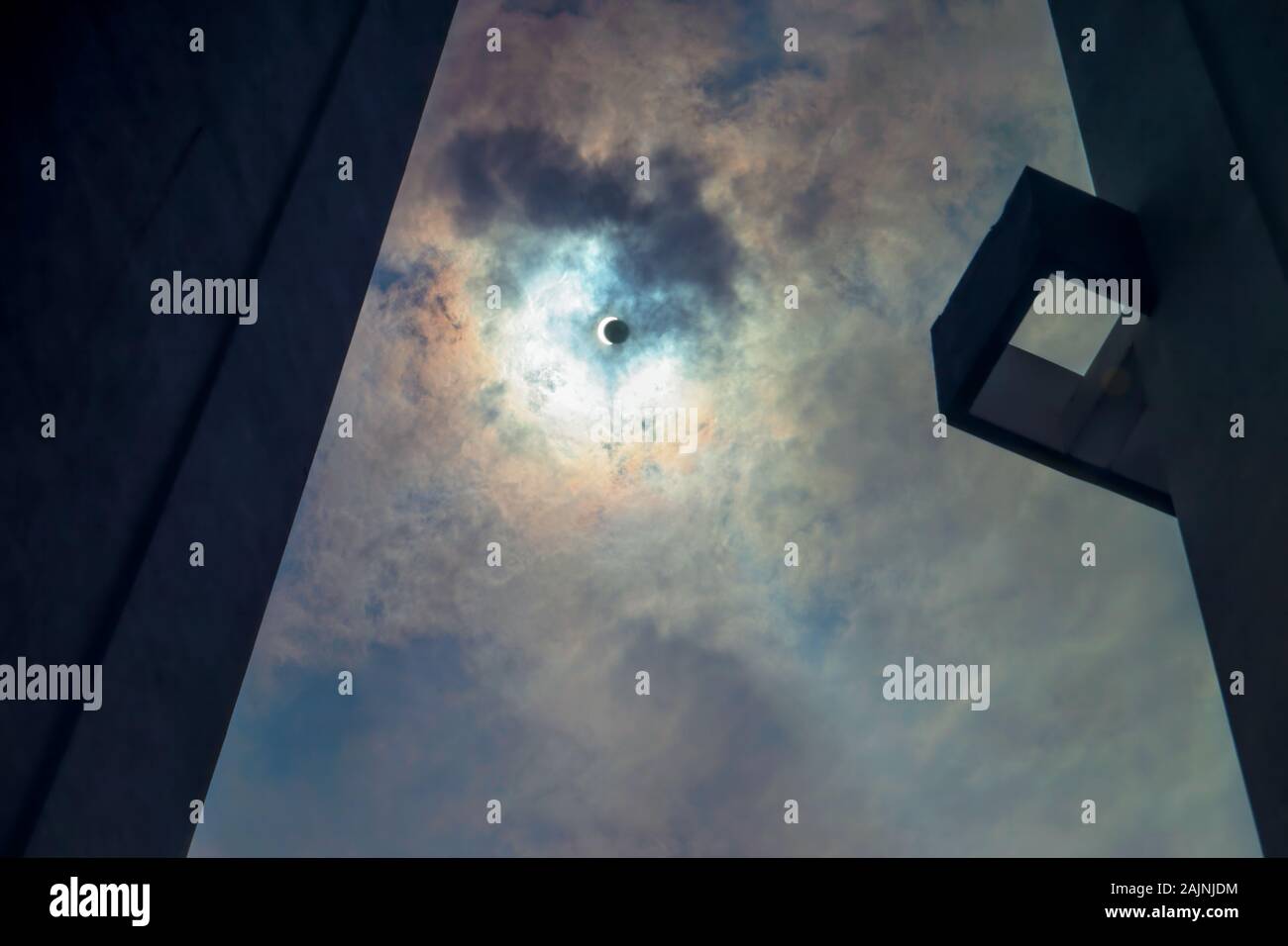 Dramatische Himmel mit Sonnenfinsternis von Wolkenkratzern umgeben. Ein Wunder der Natur in der Stadt Stockfoto