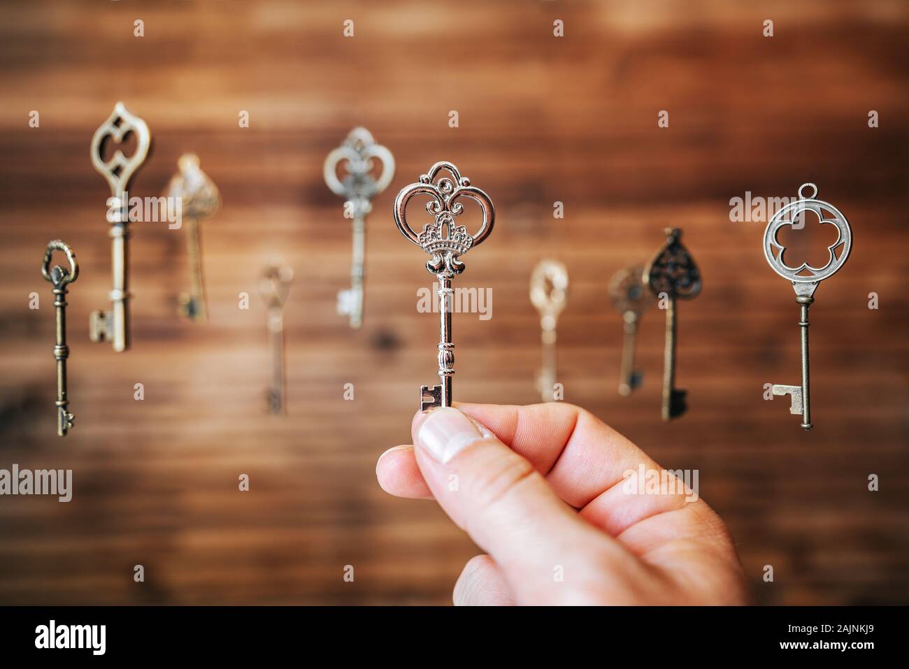 Die Wahl der richtigen Schlüssel, metaphorischen Recht, Entscheidungen zu treffen. Stockfoto