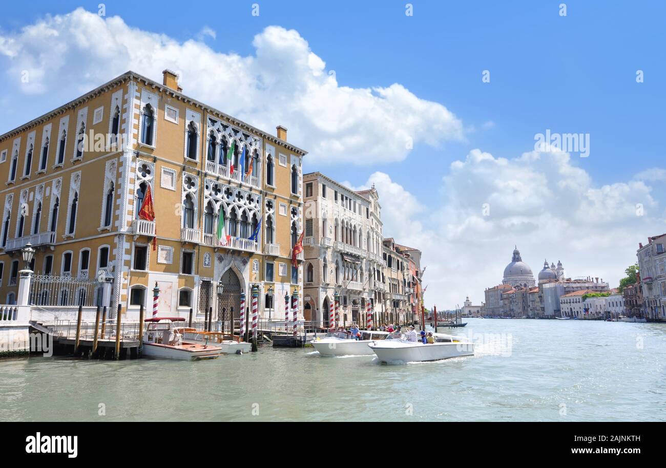Grand Canal in Venedig, Italien, mit der Kuppel der Santa Maria della Salute im Hintergrund Stockfoto