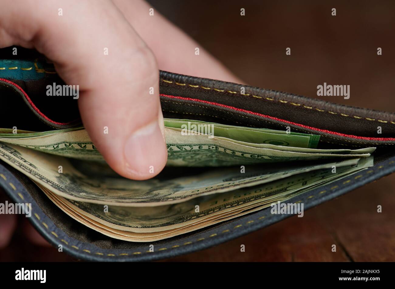 Amerikanische Dollar in open wallet Nähe zu sehen. Stockfoto