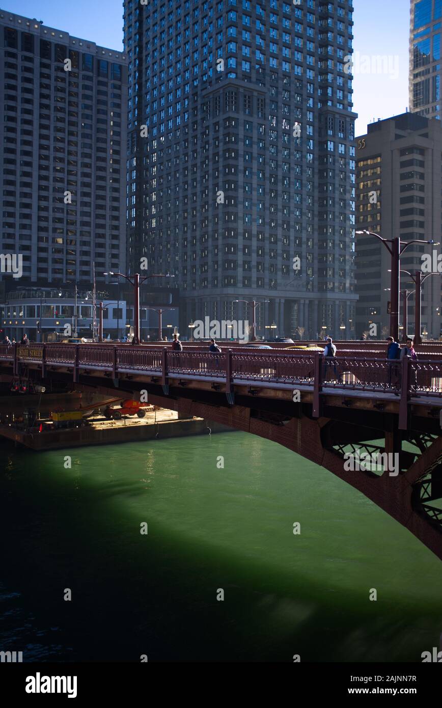 Menschen über Chicago River an der State Street Bridge, Chicago, Illinois, USA Stockfoto