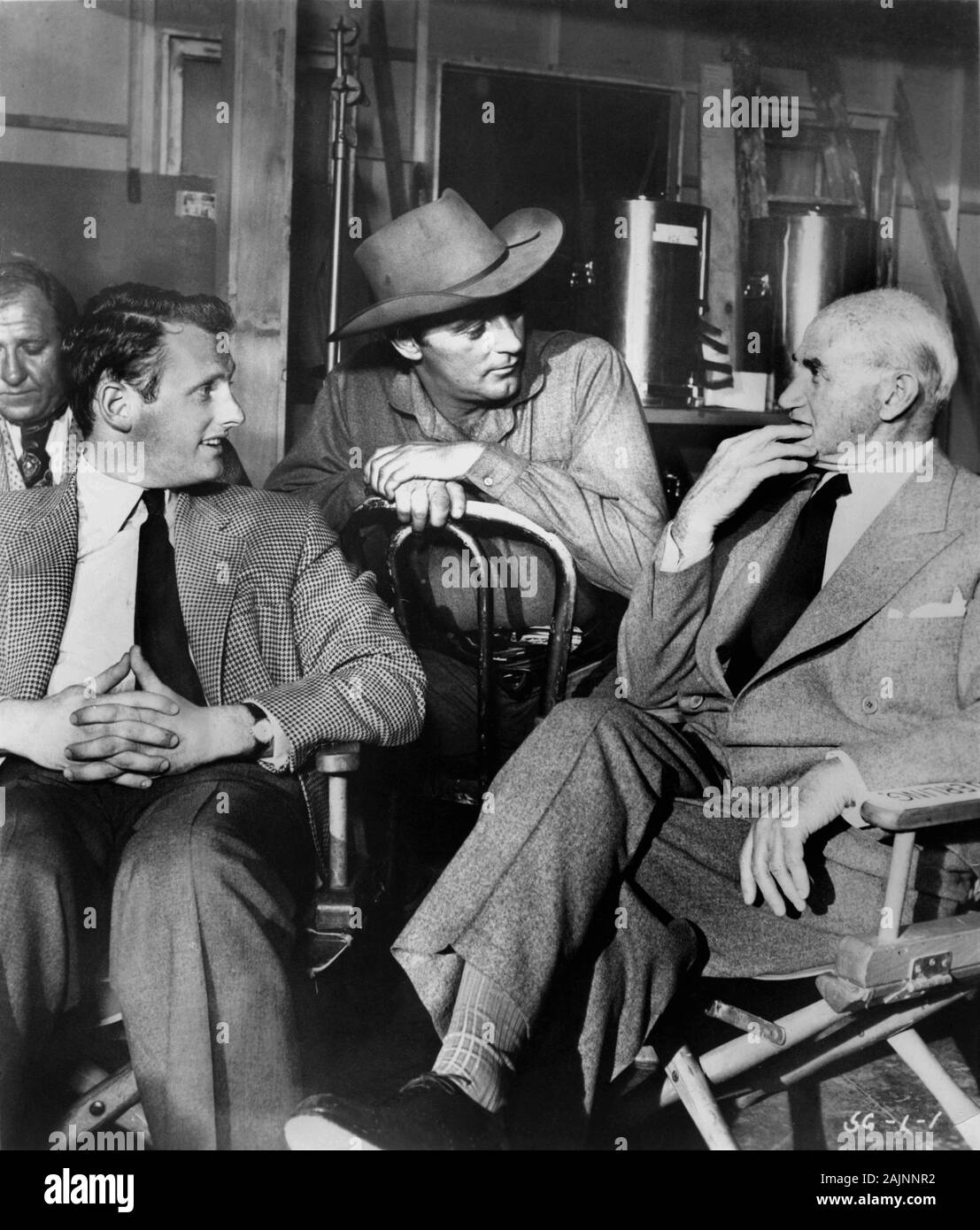 Produzent Samuel Goldwyn Jr und Robert Mitchum auf offener mit set Besucher Vater Samuel Goldwyn während der Dreharbeiten der MANN MIT DER PISTOLE aka der Trouble shooter 1955 Direktor Richard Wilson Formosa Produktionen/United Artists eingestellt Stockfoto
