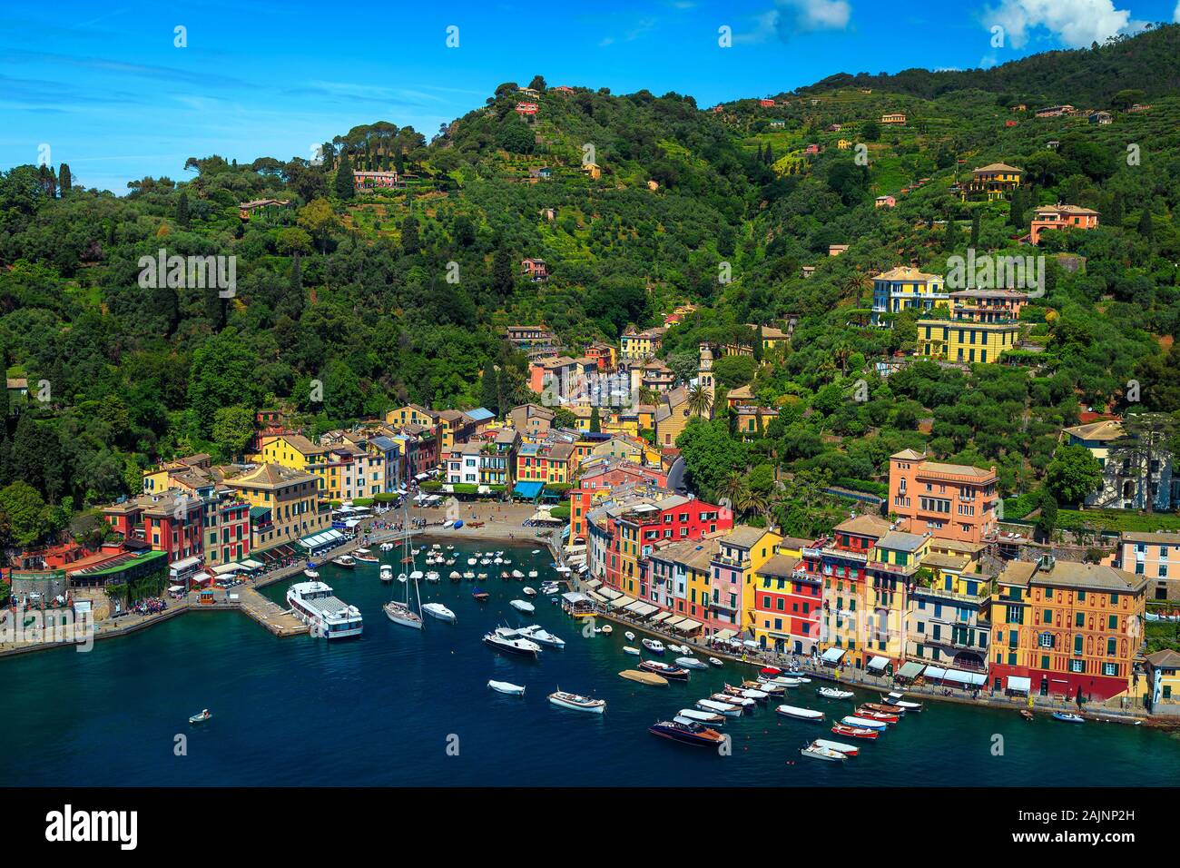 Beliebte Urlaub und Reisen Lage in Ligurien. Bewundernswert Portofino Mediterranean Resort mit bunten Gebäuden und Luxus, Boote, Yachten. Großartige Aussicht Stockfoto