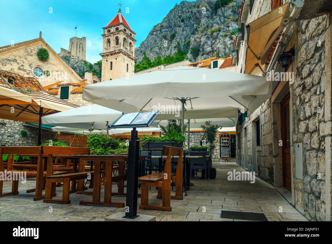 Fantastisch schmal gemütliche Street Cafe und Restaurant in Omis Altstadt Stadtzentrum, Dalmatien, Kroatien, Europa. Beliebte Reise- und Urlaubsziel. Stockfoto