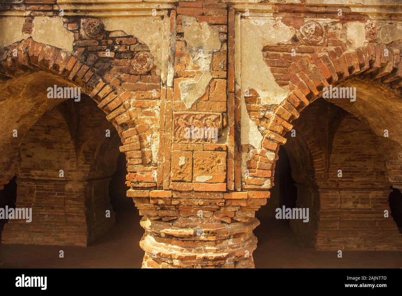 Uralte Schnitzereien tanzender Mädchen an den Ziegelmauern der Rasmancha, einem alten Hindutempel, der von den Malla-Königen in Bishnupur im 17. Jahrhundert erbaut wurde. Stockfoto