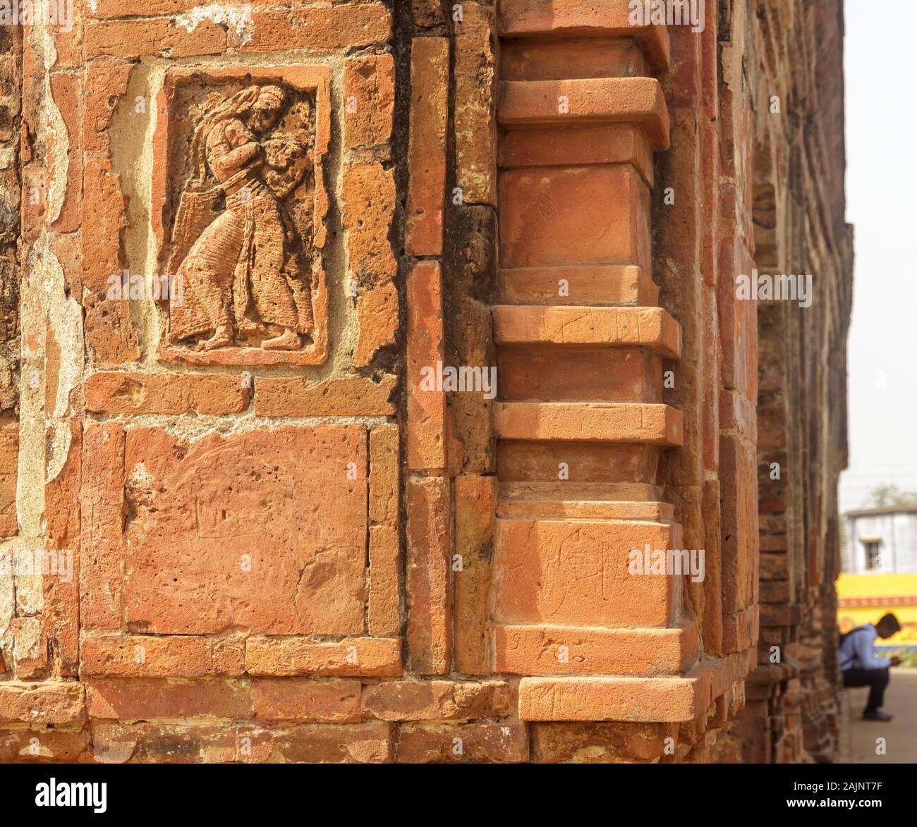 Bishnupur, Westbengalen/Indien - 6. Februar 2018: Terrakotta-Schnitzereien im alten Rasmacha-Tempel, der von den Malla-Königen im 17. Jahrhundert erbaut wurde. Stockfoto
