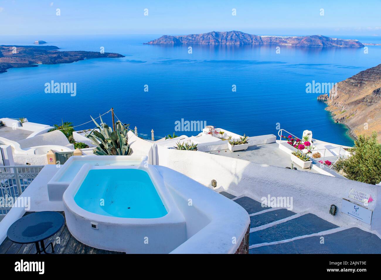 Weiße Gebäude und Hotels mit Panoramablick auf die Ägäis in Fira, Santorini, Griechenland Stockfoto