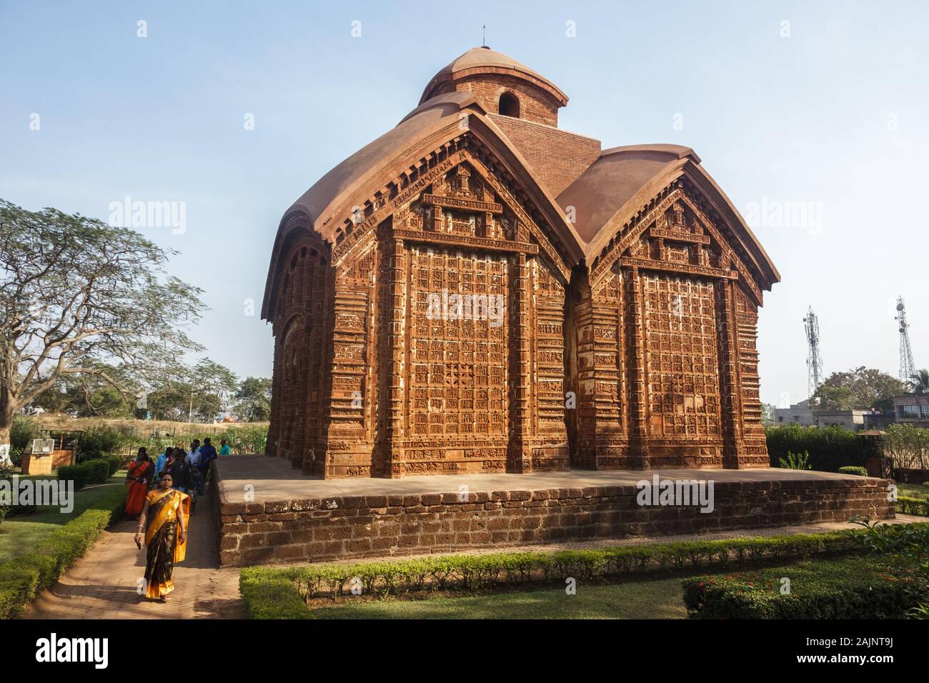 Bishnupur, Westbengalen, Indien - 6. Februar 2018: Außenfassade des antiken Jor Bangla Tempels. Touristen gehen in der Promenade herum. Stockfoto