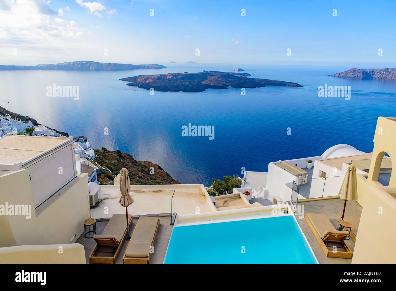 Weiße Gebäude und Hotels mit Panoramablick auf die Ägäis in Fira, Santorini, Griechenland Stockfoto