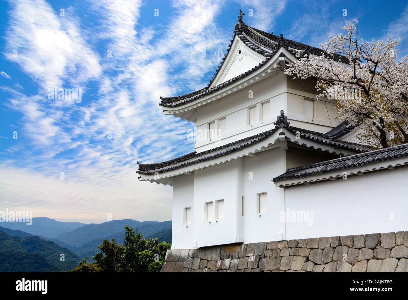 Historische Schloss Nijo Wachturm gegen den blauen Himmel und die Berge im Hintergrund Stockfoto