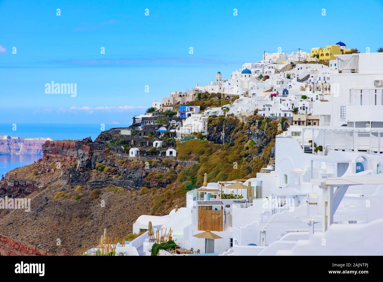 Traditionelles weißes Gebäude mit Blick auf die Ägäis in Fira, Santorini, Griechenland Stockfoto