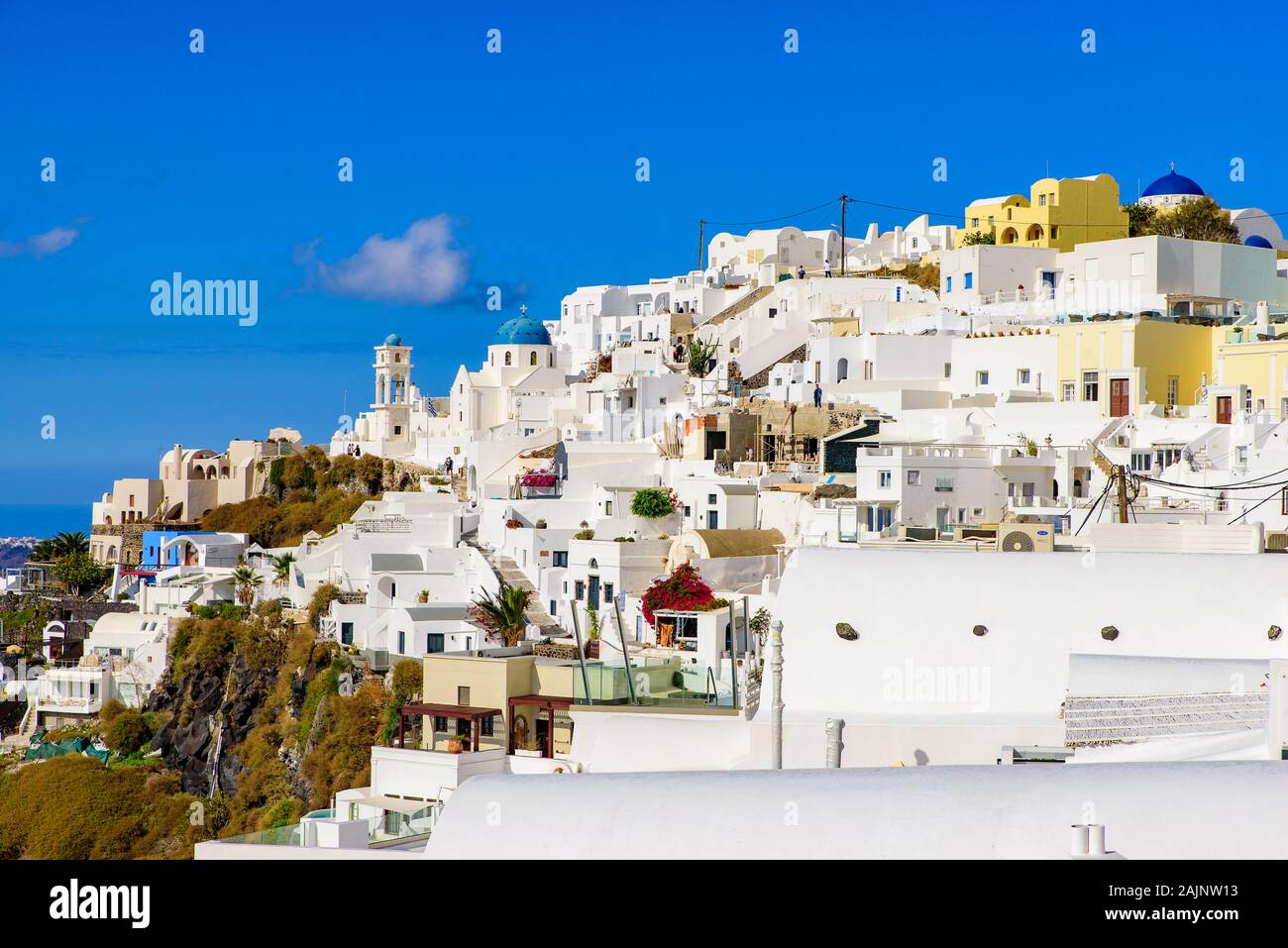 Traditionelles weißes Gebäude mit Blick auf die Ägäis in Fira, Santorini, Griechenland Stockfoto