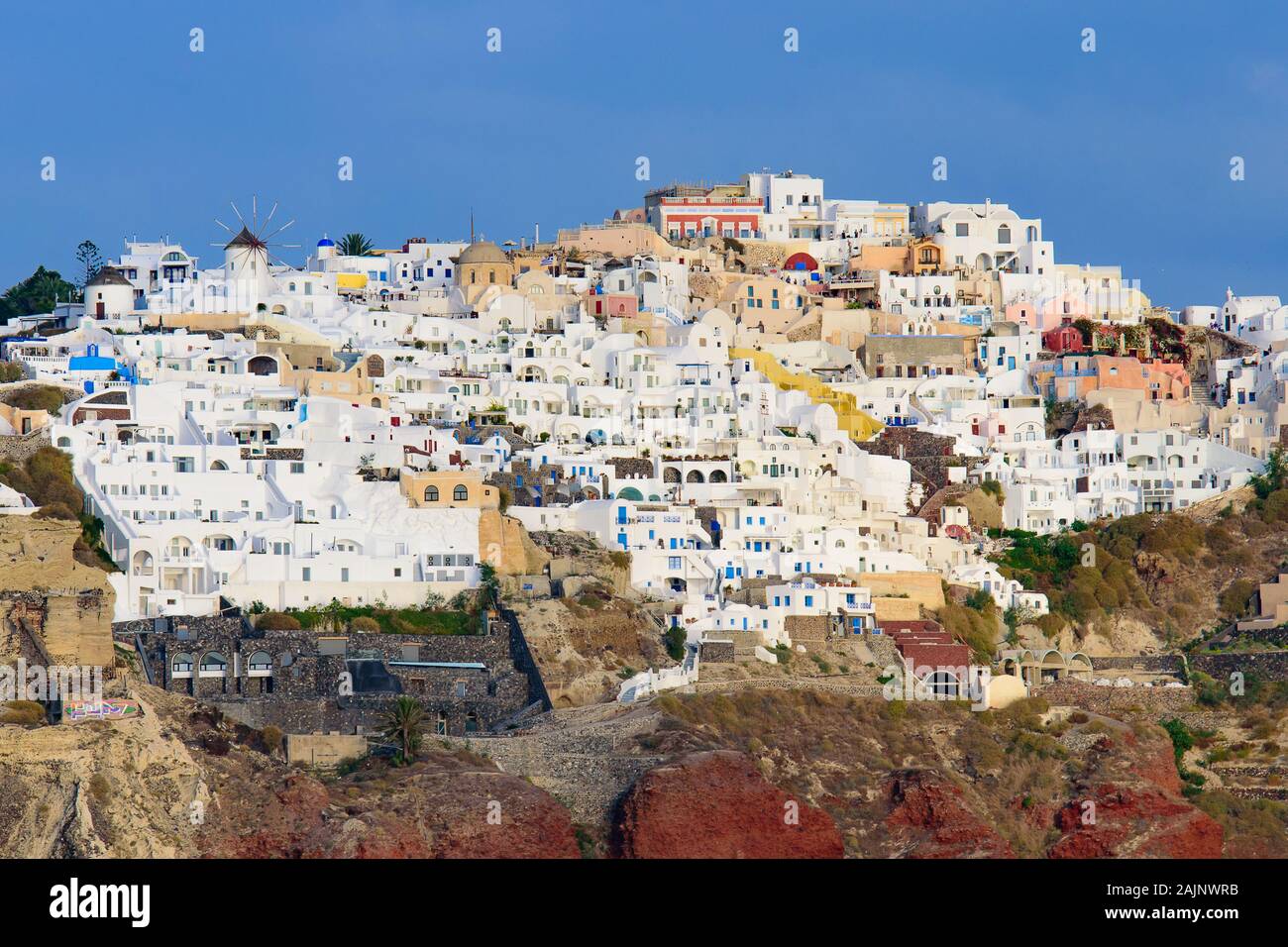 Blick auf die weissen Häuser von Oia Dorf aus der Ägäis, Santorini, Griechenland Stockfoto