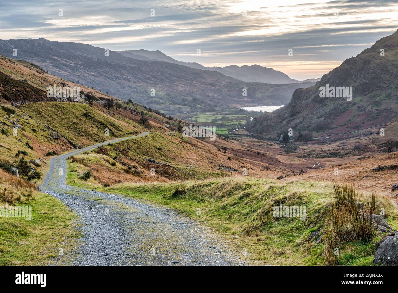 Eine ländliche Mountain Road in Snowdonia National Park in Wales mit Blick auf Llyn Gwynant See Stockfoto