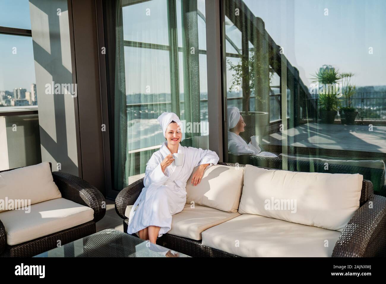 Hübsche junge Frau trinkt ihren Kaffee in einer gemütlichen Weg. Stockfoto Hübsche junge Frau trinkt ihren Kaffee in einer gemütlichen Weg. Stockfoto