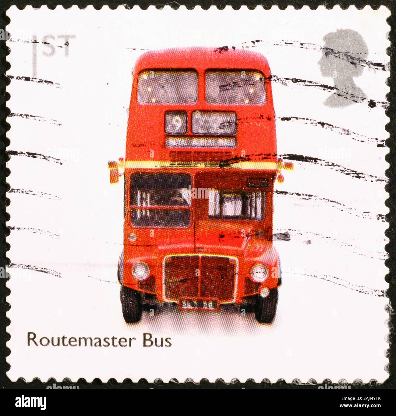 Roter Doppeldeckerbus auf englischem Briefmarken Stockfoto