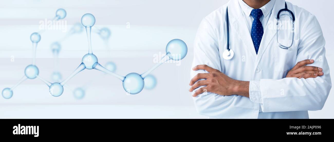 Der Mann Arzt In weiße Uniform gegen den hellen Hintergrund mit molekularen Modell 7/8, Kopieren, Panorama, molekulare Medizin, moderne Nanotechnologie Stockfoto