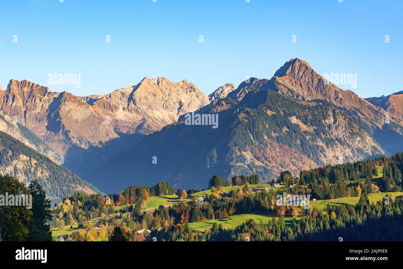 Warme Farben an einem sonnigen Nachmittag in falltime in den Allgäuer Alpen Stockfoto