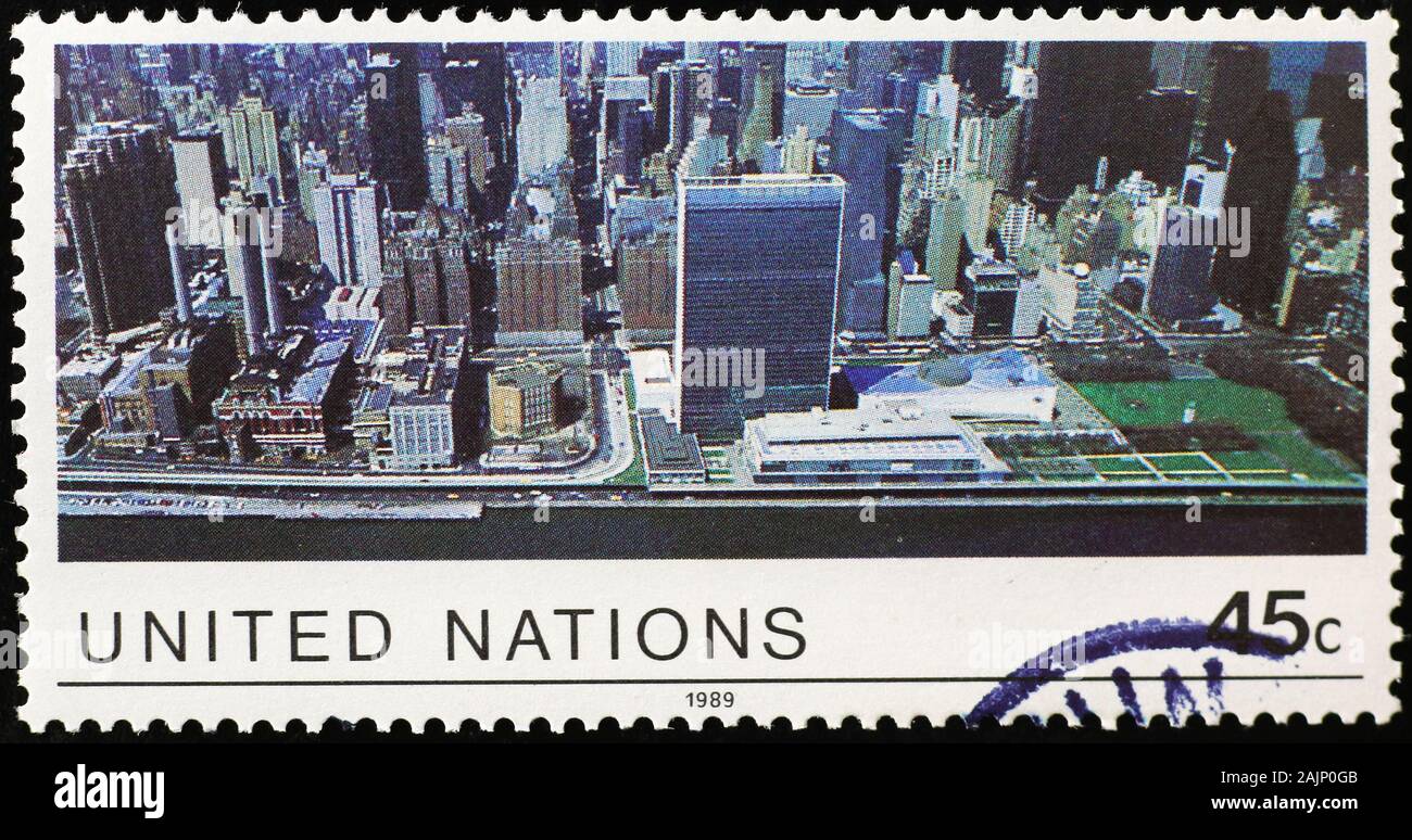 Der Hauptsitz der Vereinten Nationen in Manhattan auf Briefmarke Stockfoto