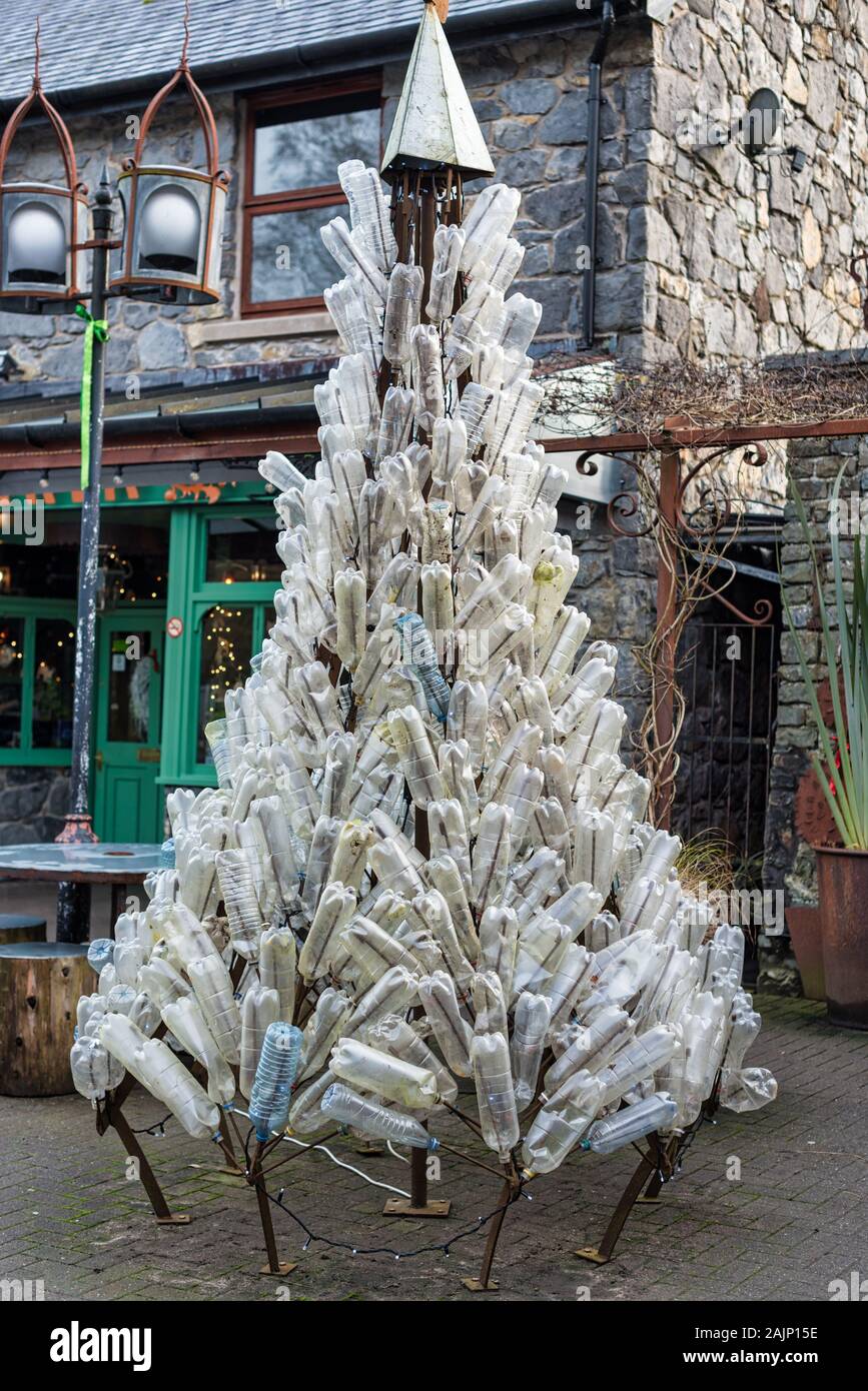 Betws-y-Coed, Großbritannien - Dec 28, 2019: Das ist ein Weihnachtsbaum mad aus recycelten Plastikflaschen Stockfoto