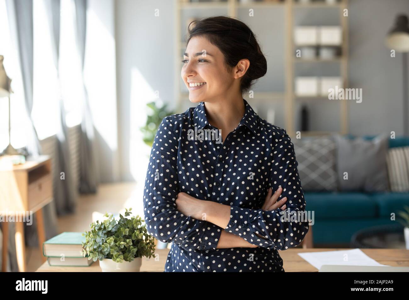 Zufrieden indische Frau schauen weg Träumen von zu Hause Zukunft Stockfoto