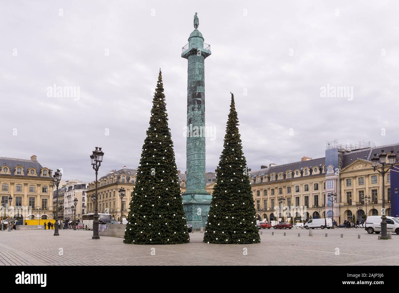 Paris Weihnachten - Weihnachten Bäume in einer verzierten Place Vendome im 1. arrondissement von Paris, Frankreich, Europa. Stockfoto