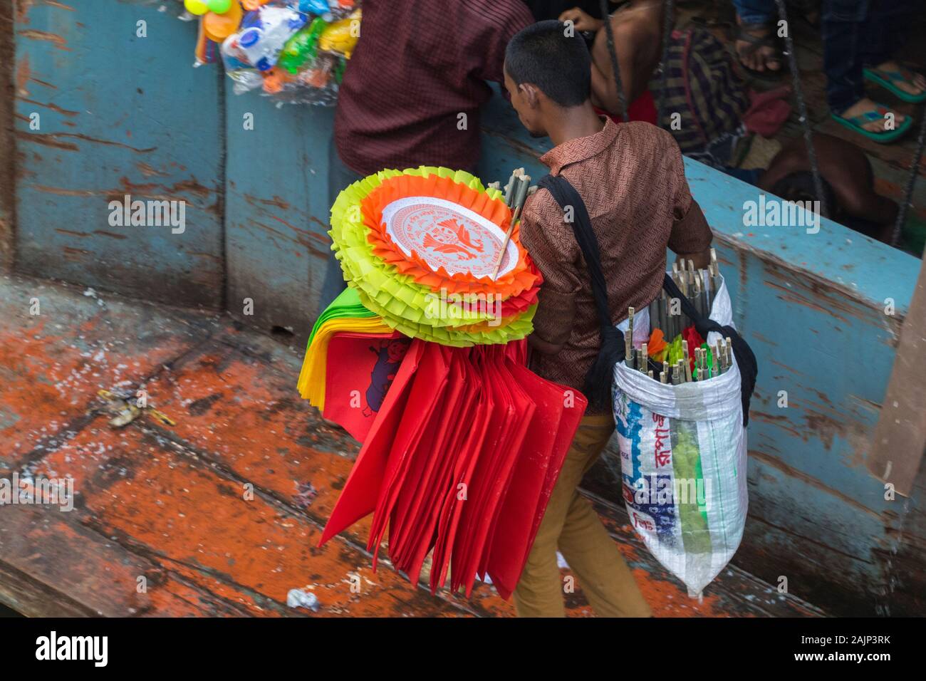 Einem Straßenhändler verkaufen traditionelle Hand Fans auf ein Gefäß in der Sadarghat Start Terminal in Dhaka, Bangladesh. Stockfoto
