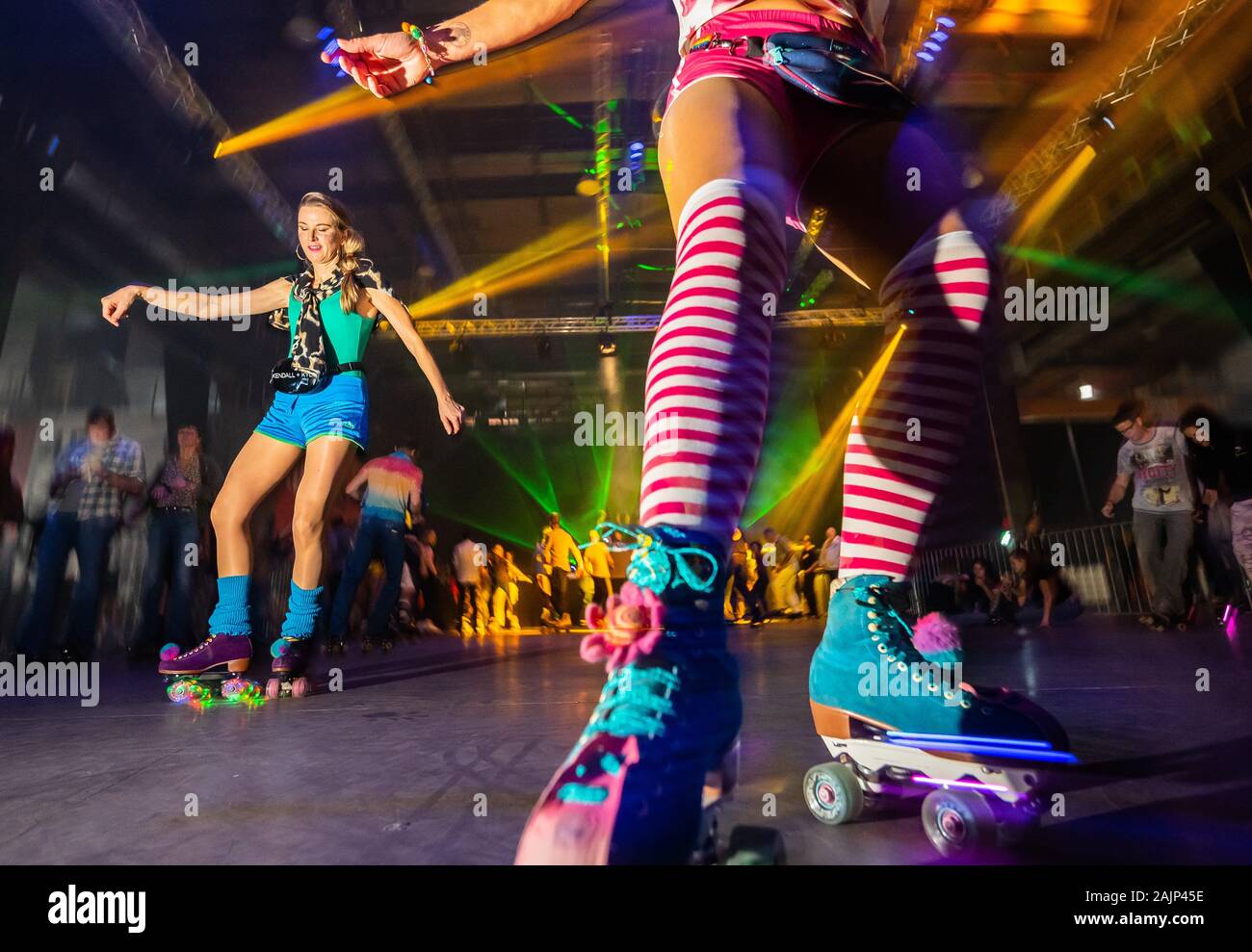 Mainz, Deutschland. 05 Jan, 2020. Zwei Frauen tanzen mit Rollschuhen auf  ihren Füßen zu Disco Musik. Ein roller Disco (04.-05.01.2020) für  Inline-Skater und Roller-Skater wird auf einer 400 Meter langen Kurs mit