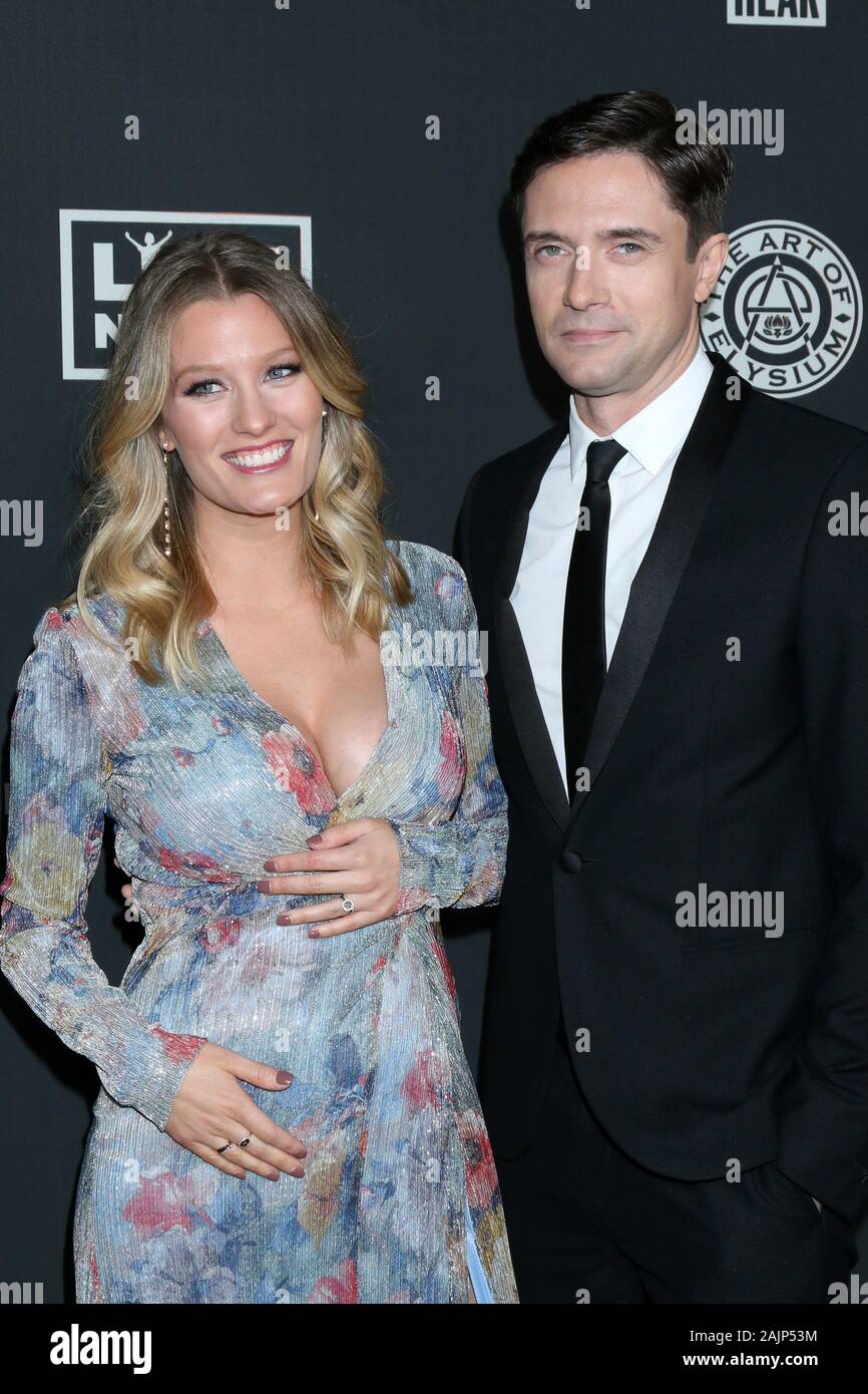 Januar 4, 2020 Los Angeles, CA, USA: LOS ANGELES - JAN 4: Ashley Gnade und Topher Grace auf die Kunst der Elysium Gala - Ankunft im Hollywood Palladium am 4. Januar 2020 in Los Angeles, CA (Credit Bild: © Kay Blake/ZUMA Draht) Stockfoto