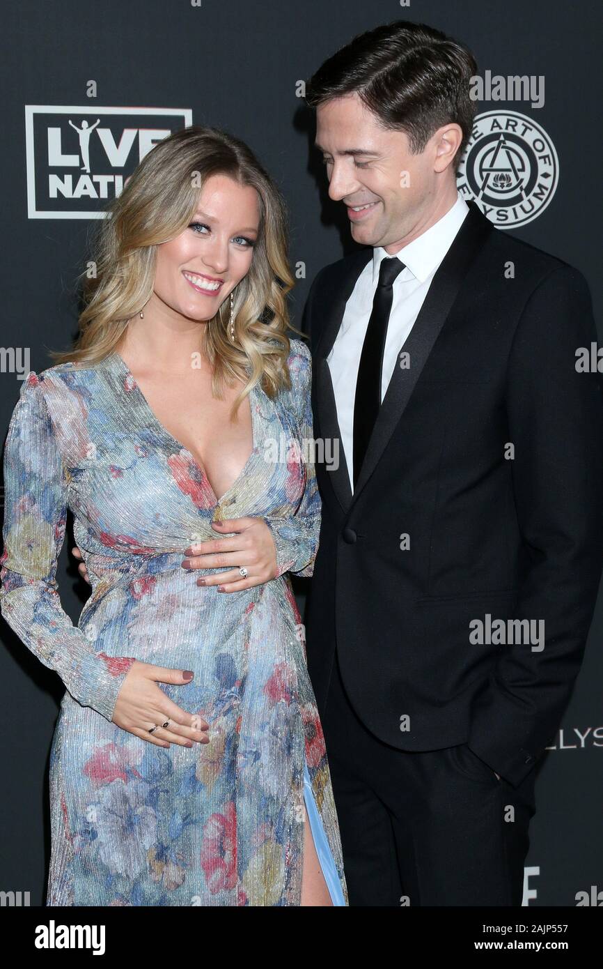 Januar 4, 2020 Los Angeles, CA, USA: LOS ANGELES - JAN 4: Ashley Gnade und Topher Grace auf die Kunst der Elysium Gala - Ankunft im Hollywood Palladium am 4. Januar 2020 in Los Angeles, CA (Credit Bild: © Kay Blake/ZUMA Draht) Stockfoto