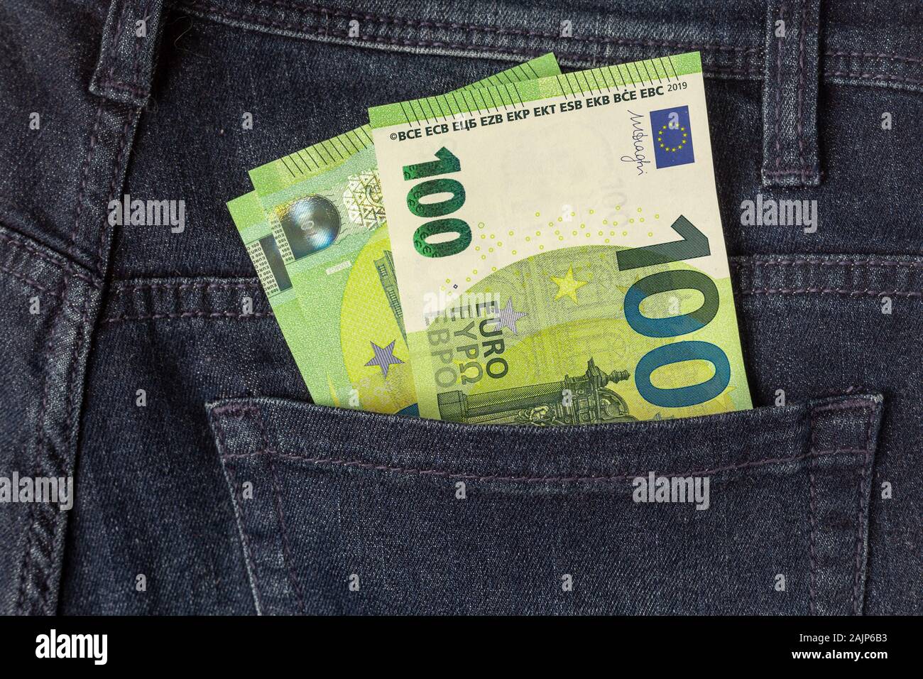 Viele euro 100 Banknoten in einem Zurück jeans Tasche Stockfoto