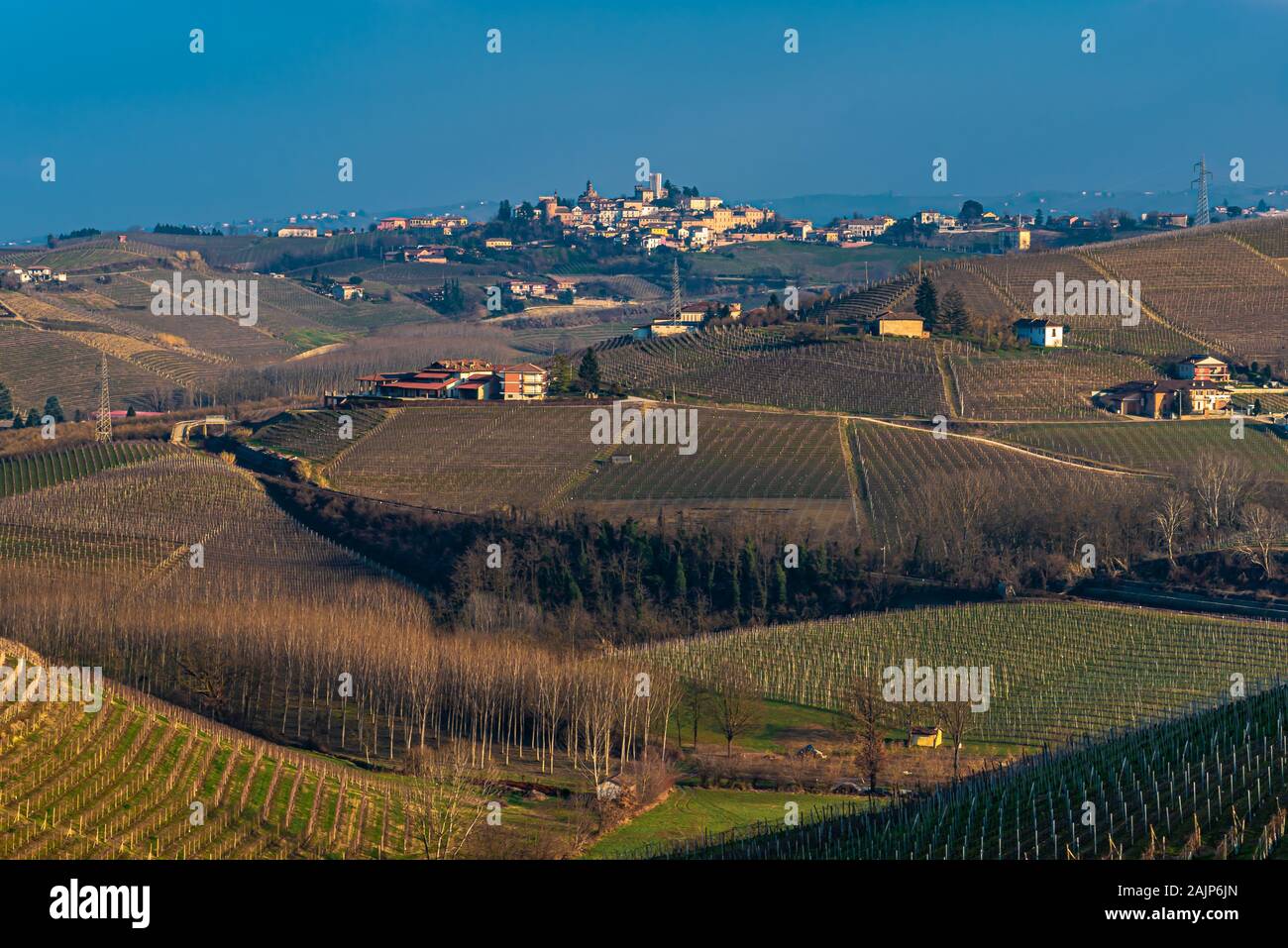 Neive und Barbaresco, zwei bezaubernde Orte auf den sanften Hügeln der Langhe, die zum UNESCO-Weltkulturerbe gehört. In diesen Gebieten die besten Weine aus Piemons Stockfoto