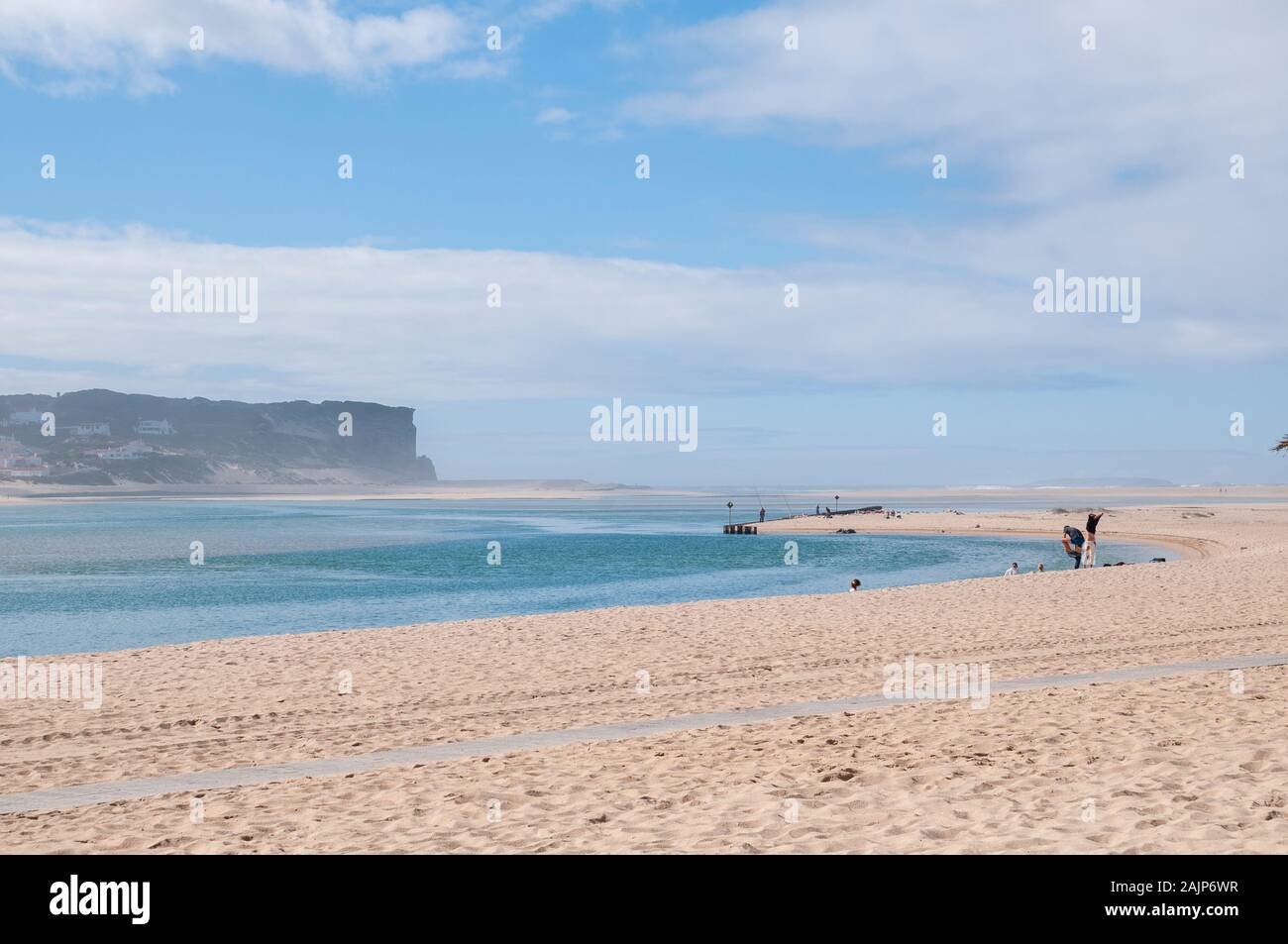 Die Lagune bei Foz Do Arelho eine Gemeinde (freguesia) im Kreis von Caldas da Rainha, Portugal. Stockfoto