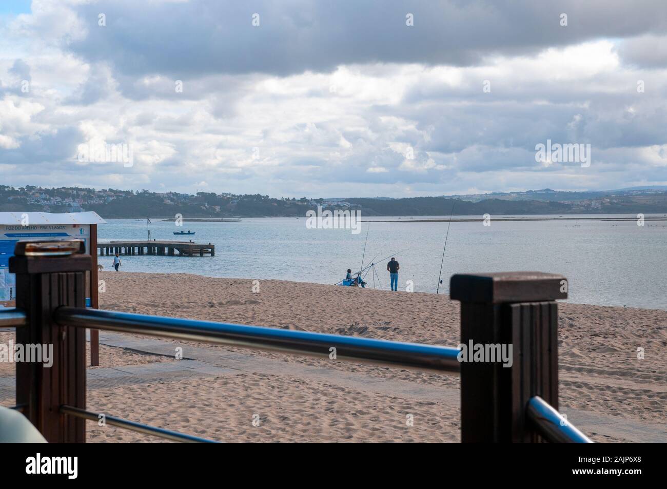 Die Lagune bei Foz Do Arelho eine Gemeinde (freguesia) im Kreis von Caldas da Rainha, Portugal. Stockfoto