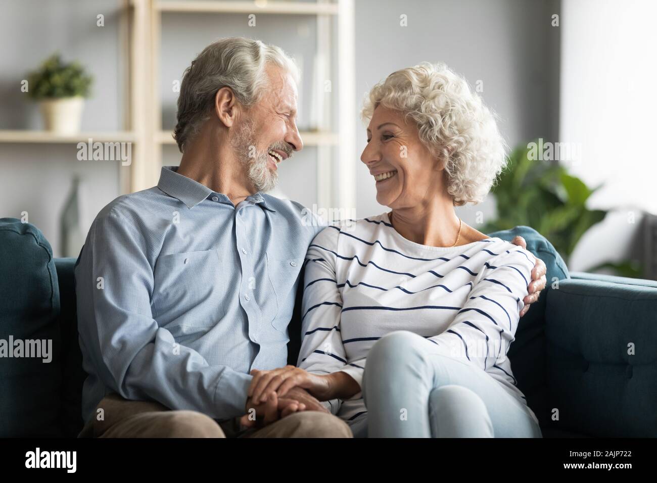 Großvater und Großmutter halten sich an den Händen zu plaudern Lachen verbringen die Zeit zusammen Stockfoto