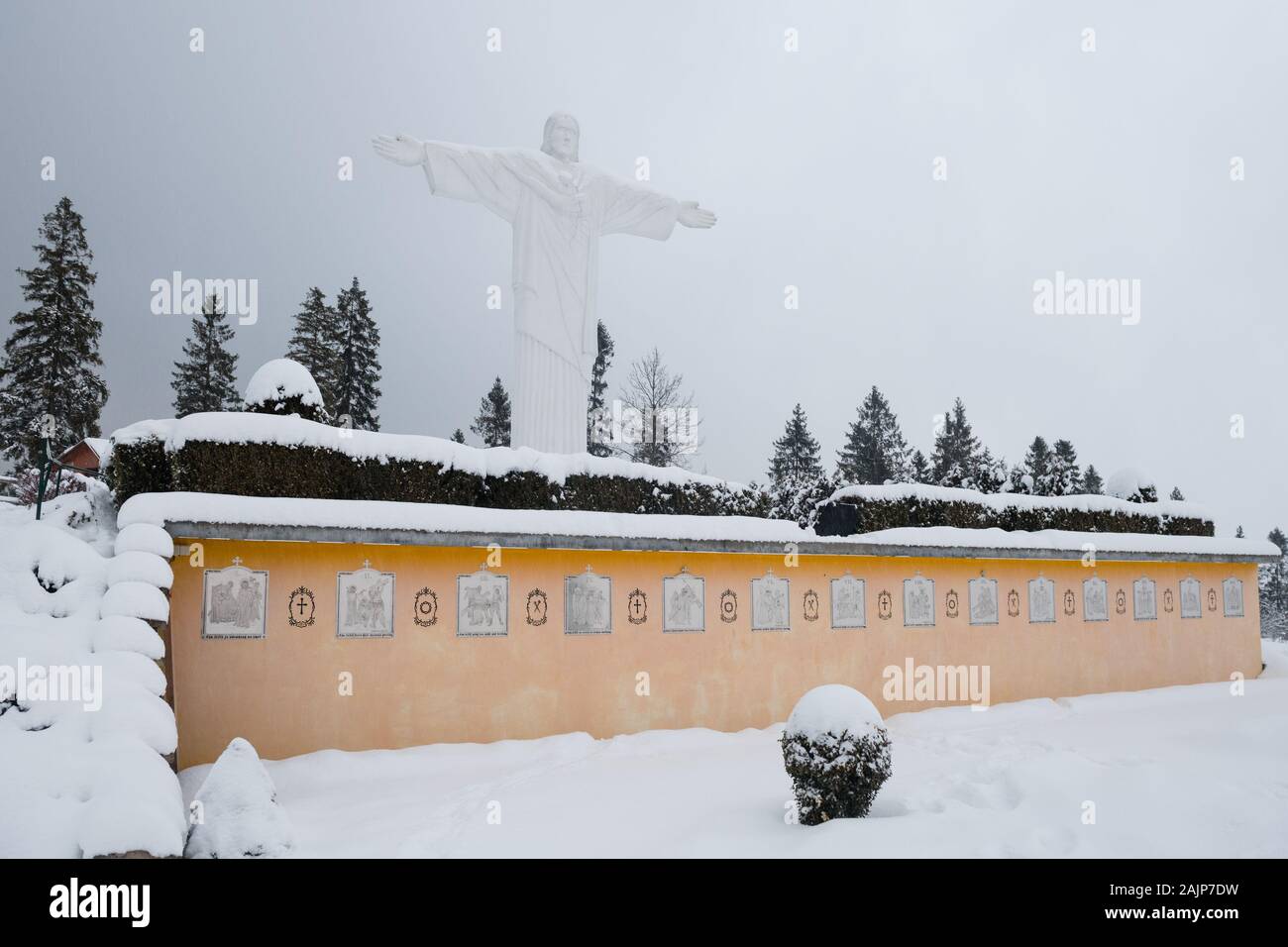 KLIN, SLOWAKEI - Dec 28, 2019: monumentale Statue Jesu Christi genannt Rio de Klin auf Hill Grapa in Klin, Region Orava, Slowakei Stockfoto