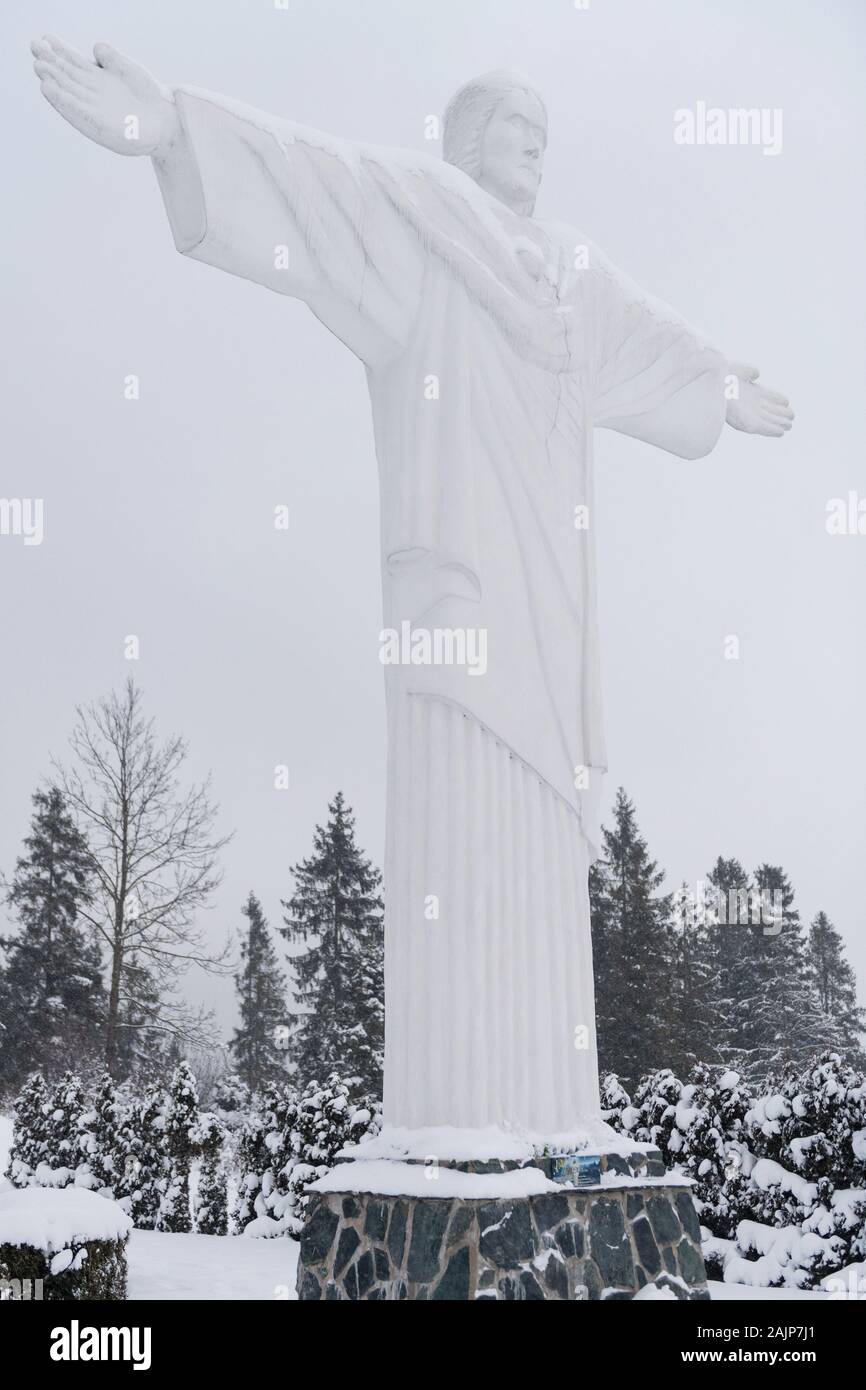 KLIN, SLOWAKEI - Dec 28, 2019: monumentale Statue Jesu Christi genannt Rio de Klin auf Hill Grapa in Klin, Region Orava, Slowakei Stockfoto