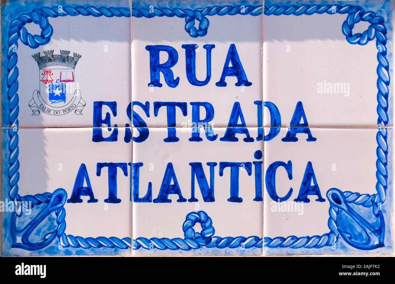 Bemalte Keramikfliesen Zeichen der Rua Estrada Atlantica (Atlantikstraße) Sao Martinho do Porto, Portugal Stockfoto