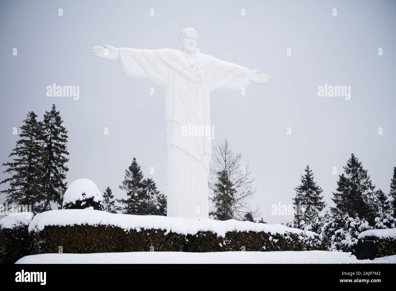 KLIN, SLOWAKEI - Dec 28, 2019: monumentale Statue Jesu Christi genannt Rio de Klin auf Hill Grapa in Klin, Region Orava, Slowakei Stockfoto