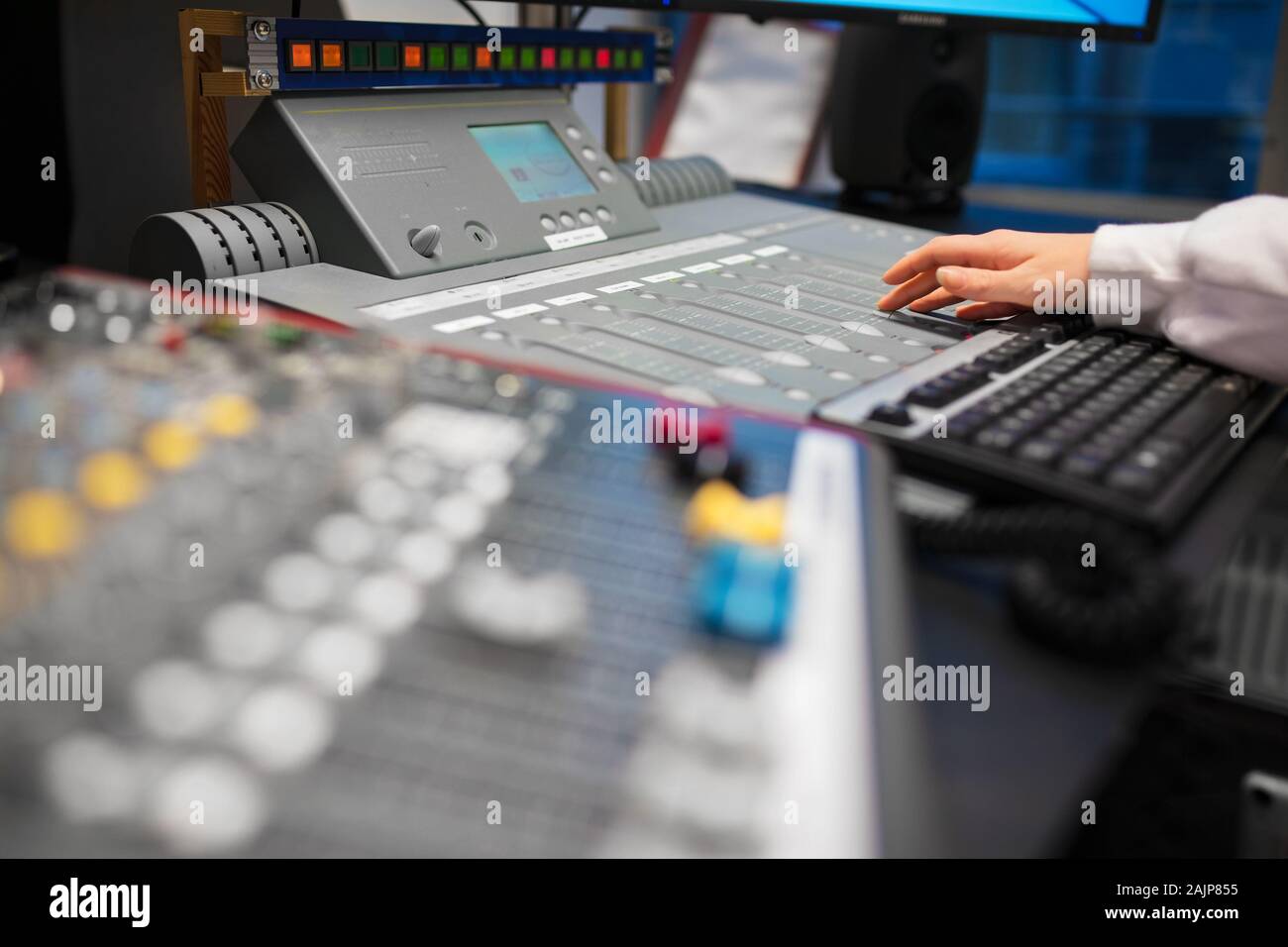 Weibliche Radiomoderator mit Musik-Mixer im Studio Stockfoto